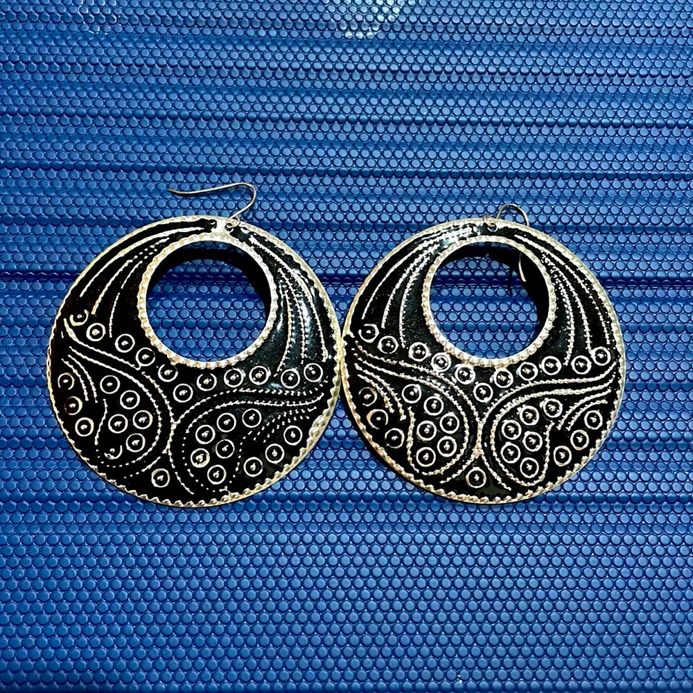 Lightweight Metal earrings Black & Silver